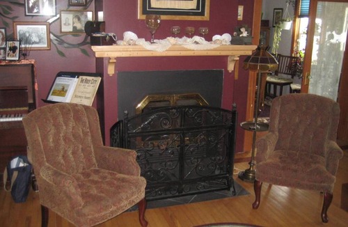 Stettler Bed & Breakfast | Phoenix House B&B