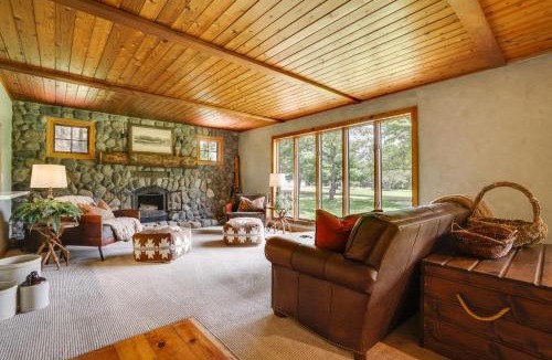 Lake Elmo House | Picturesque Lake Elmo Cottage w/Fire Pits!