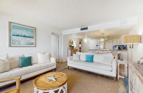 Sunnyside Apartment | Pinnacle Port C2-702 - Seas The Day