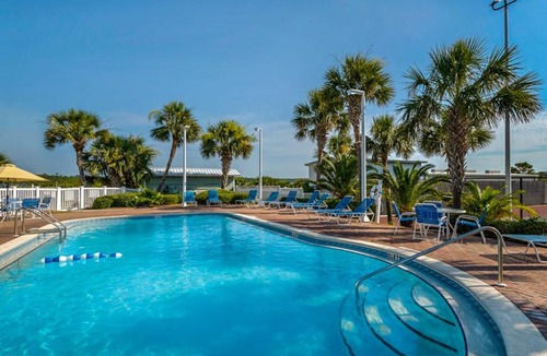 Sunnyside Apartment | Pinnacle Port getaway with balcony pools & quick beach access