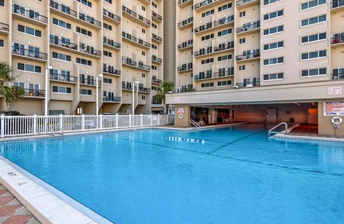 Sunnyside Apartment | Pinnacle Port getaway with balcony pools & quick beach access