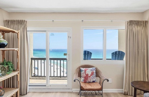 Sunnyside Apartment | Pinnacle Port getaway with balcony pools & quick beach access