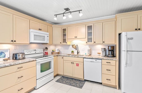 Sunnyside Condo | Pinnacle Port Vacation Rentals-A Tower 3 bdr. condo