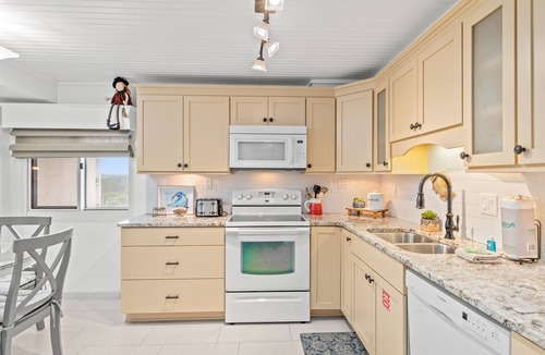 Sunnyside Condo | Pinnacle Port Vacation Rentals-A Tower 3 bdr. condo