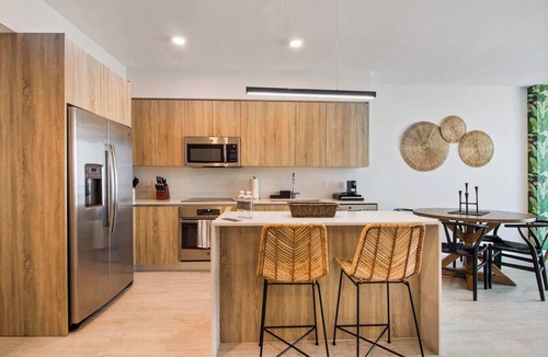 Northeast Miami Condo | Pool + Bay Views! Lush 1 Bdrm Condo