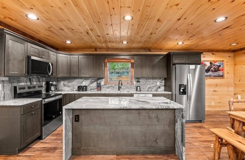 Rocky Grove Cabin | Pool Cabin with 5 King Bedrooms