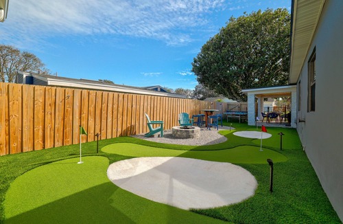 Jacksonville Beach House | Pool, Hot Tub & Putting Greens Near Beach