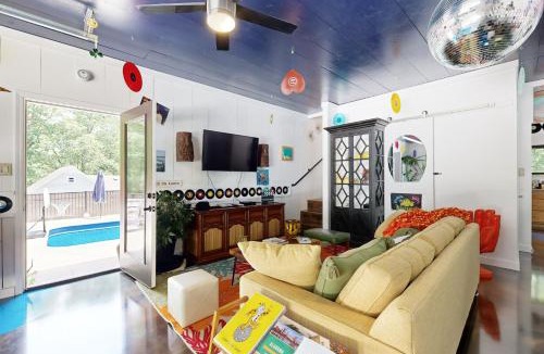 Muscle Shoals House | Poolside Bliss! Retro Retreat in Muscle Shoals