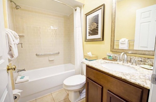 The Point Resort | Popular Long Wharf Resort in Nautical Newport - Stay directly on Newport Bay