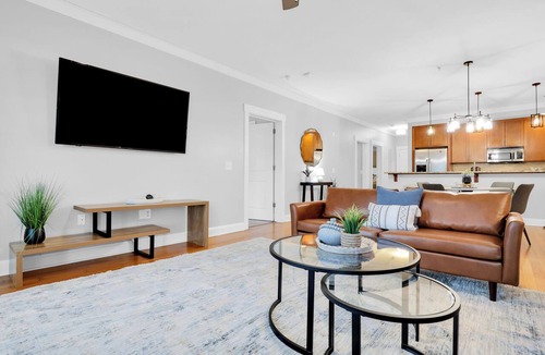 Old West Broad Neighborhood Apartment | Prime Location, Walkable Historic District 2BDR | The Juliette #104 by AvantStay