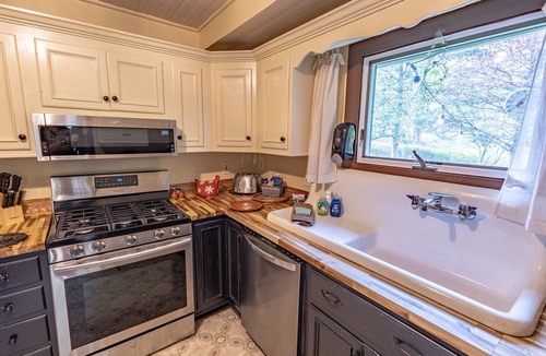 Mars Hill House | Private 14-Acre Mountain Estate - 3 Guest Homes - Ideal for Groups
