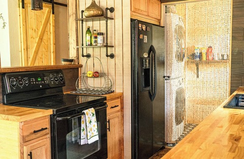 Spruce Pine Cabin | Private 3 Bed Lodge, Hot Tub, 1 mile from Blue Ridge Highway, Giant Jenga