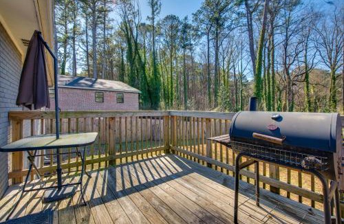 Browns Mill Park House | Private Deck, Yard! Family Stay Near Mercedes-Benz