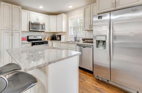 Browns Mill Park House | Private Deck, Yard! Family Stay Near Mercedes-Benz