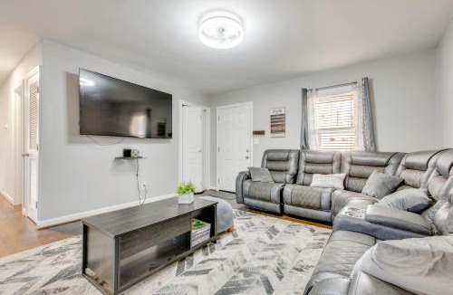 Browns Mill Park House | Private Deck, Yard! Family Stay Near Mercedes-Benz
