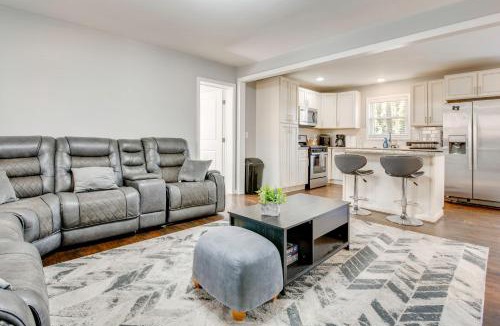 Browns Mill Park House | Private Deck, Yard! Family Stay Near Mercedes-Benz