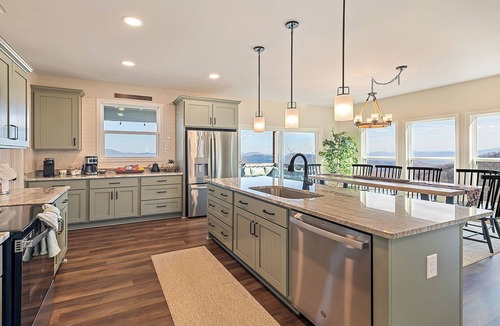 Settlers Ridge House | Private, Gated, 6 acres, Epic Long Rage Views, Best Location, Sleeps 10, Family!