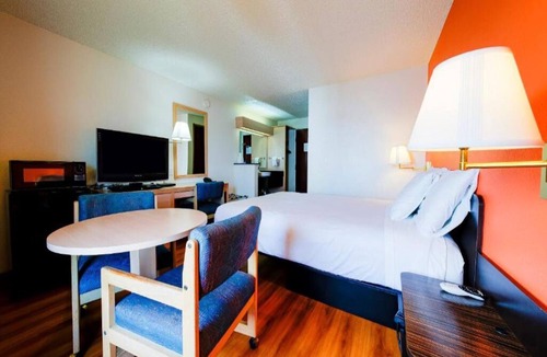 Hermiston Hotel | Private Hermiston Room for Business or Leisure — Onsite Parking For Convenience