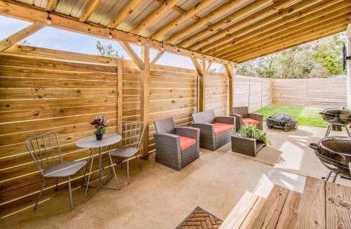 Ono Island House | Private Patio & Close to Beach Coastal Cottage