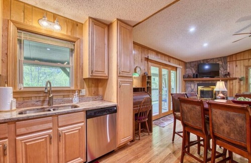 Maggie Valley Cabin | Private pet-friendly escape w/Views, Fenced Yard, Stocked kitchen, Fireplace