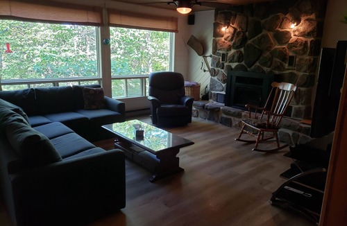 Amherst Cottage | Private River Oasis