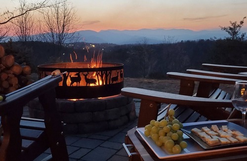 Marion Cabin | Private STUNNING MTN VIEWS LogCabin Jetted Tub EV Charger WIFI 15 min-Lake James