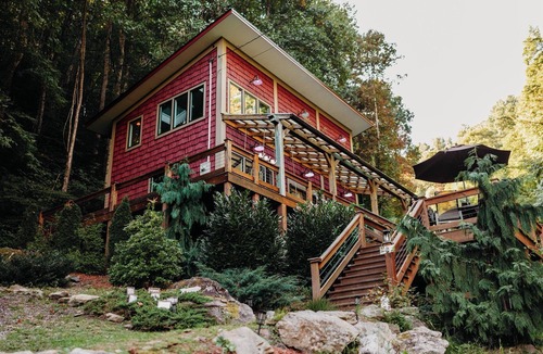 Hot Springs House | Private Waterfalls, Creek, Fire Pits, Hot Tub, Private Hiking & Level 2 Charging