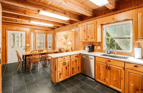 Maggie Valley Cabin | PROMO 5% WEEKLY 10% MONTHLY DISCOUNT CREEK - DECKS - WOODS - HOT TUB - SECLUDED