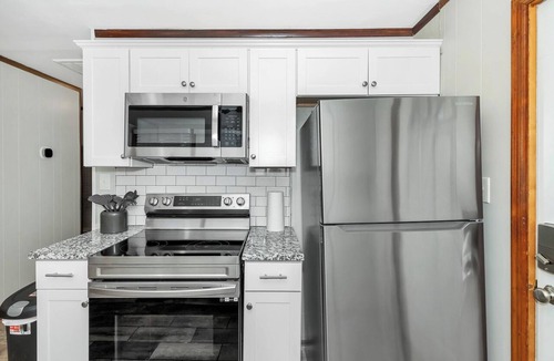 Huntsville House | Quaint 2 Bedroom with an Office