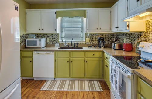 Athens House | Quaint Athens Retreat ~ 5 Mi to Downtown!