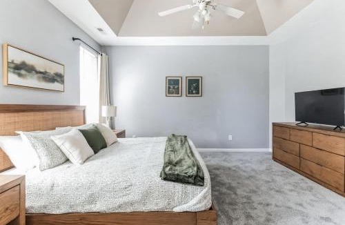 Harvest House | Quaint homey cottage style home in Harvest