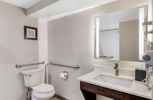 Union City Hotel | Quality Inn & Suites Union City - Atlanta South
