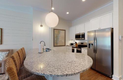 King City House | Queen Suite @ 400 Ocean Suites