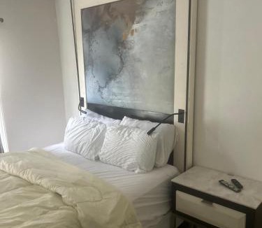 Ellenwood House | QueenRoom1