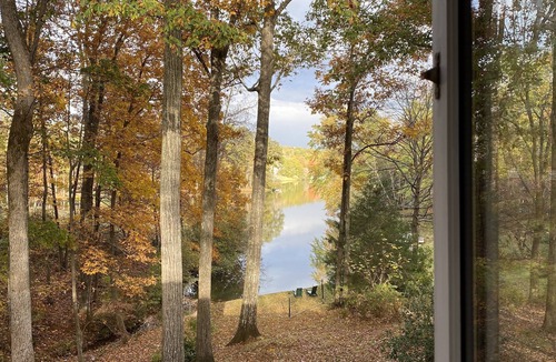 Sharpsburg House | Quiet Lakefront Convenience
