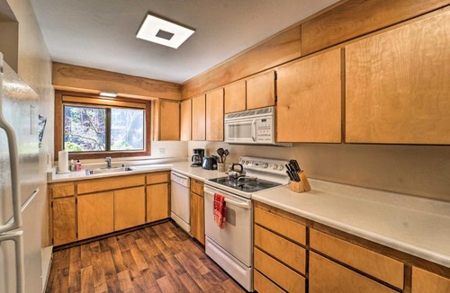 Graeagle House | Quiet Unit w/Golf Course & Mtn Views in Graeagle!