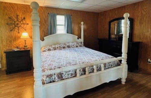 Folkston House | Railroad Retreat by the Lake