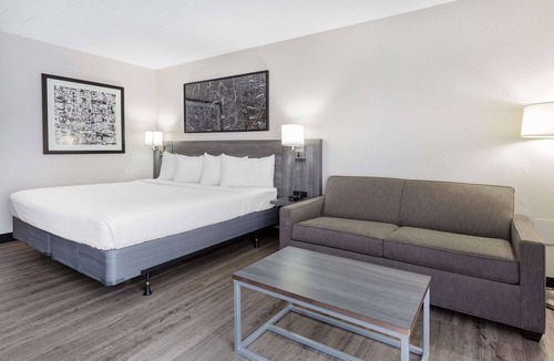 Windsor Locks Hotel | Ramada by Wyndham Hartford North/Bradley Airport