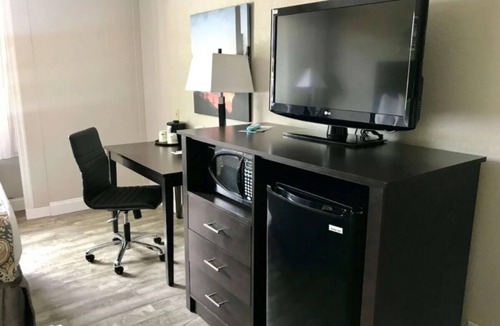 Bethlehem House | Rare Gem! 3 Wonderful Units, Pool, Free Breakfast, Near Allentown Art Museum!