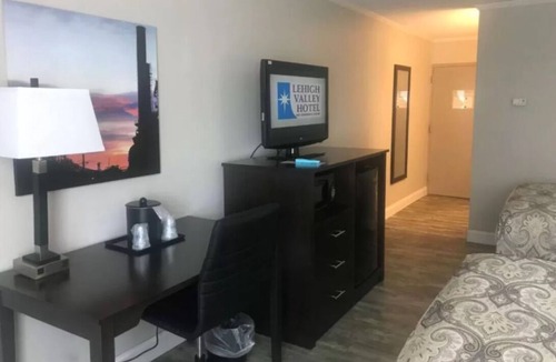Bethlehem House | Rare Gem! 3 Wonderful Units, Pool, Free Breakfast, Near Allentown Art Museum!