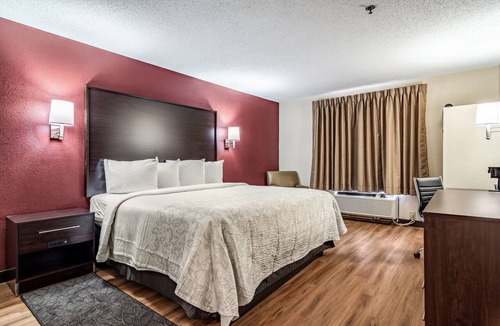 College Park Hotel | Red Roof Inn PLUS+ & Suites Atlanta Airport South
