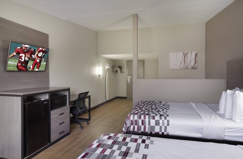 Dock Junction Hotel | Red Roof Inn & Suites Brunswick I-95