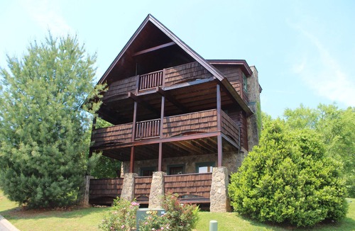 Sevierville Cabin | Reflections, Hot Tub, Pool, WIFI, $560 FREE tickets each paid day!
