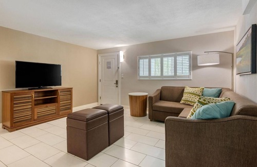 Jekyll Island Hotel | Refresh in a Spacious Room Near Jekyll Island Marina | w/Onsite Outdoor Pool!