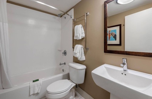 Jekyll Island Hotel | Refresh in a Spacious Room Near Jekyll Island Marina | w/Onsite Outdoor Pool!