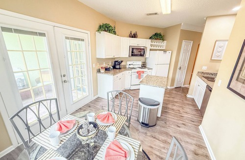 Gulfport Condo | Relaxed Resort-Style Coastal Villa/Pools/Hot tubs/Gym/2 Min to Beach. Gated!
