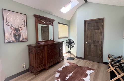 Pottawattamie County Cabin | Relaxing Rustic River Cabin just across from Downtown Omaha!