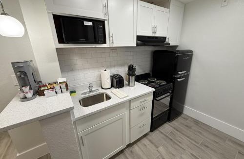 Lenox Park Apartment | Renovated Beachfront Studio, New Kitchen, Pool