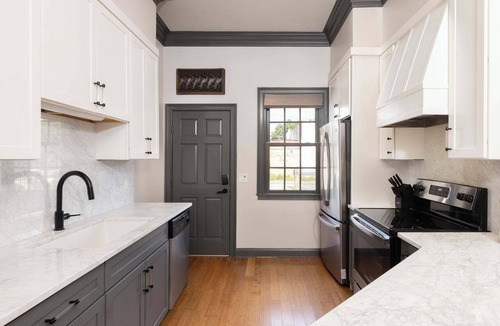 Old West Broad Neighborhood Condo | Renovated Townhome Near Forsyth Park | Parking