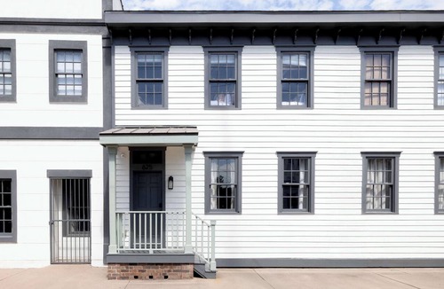 Old West Broad Neighborhood Condo | Renovated Townhome Near Forsyth Park | Parking